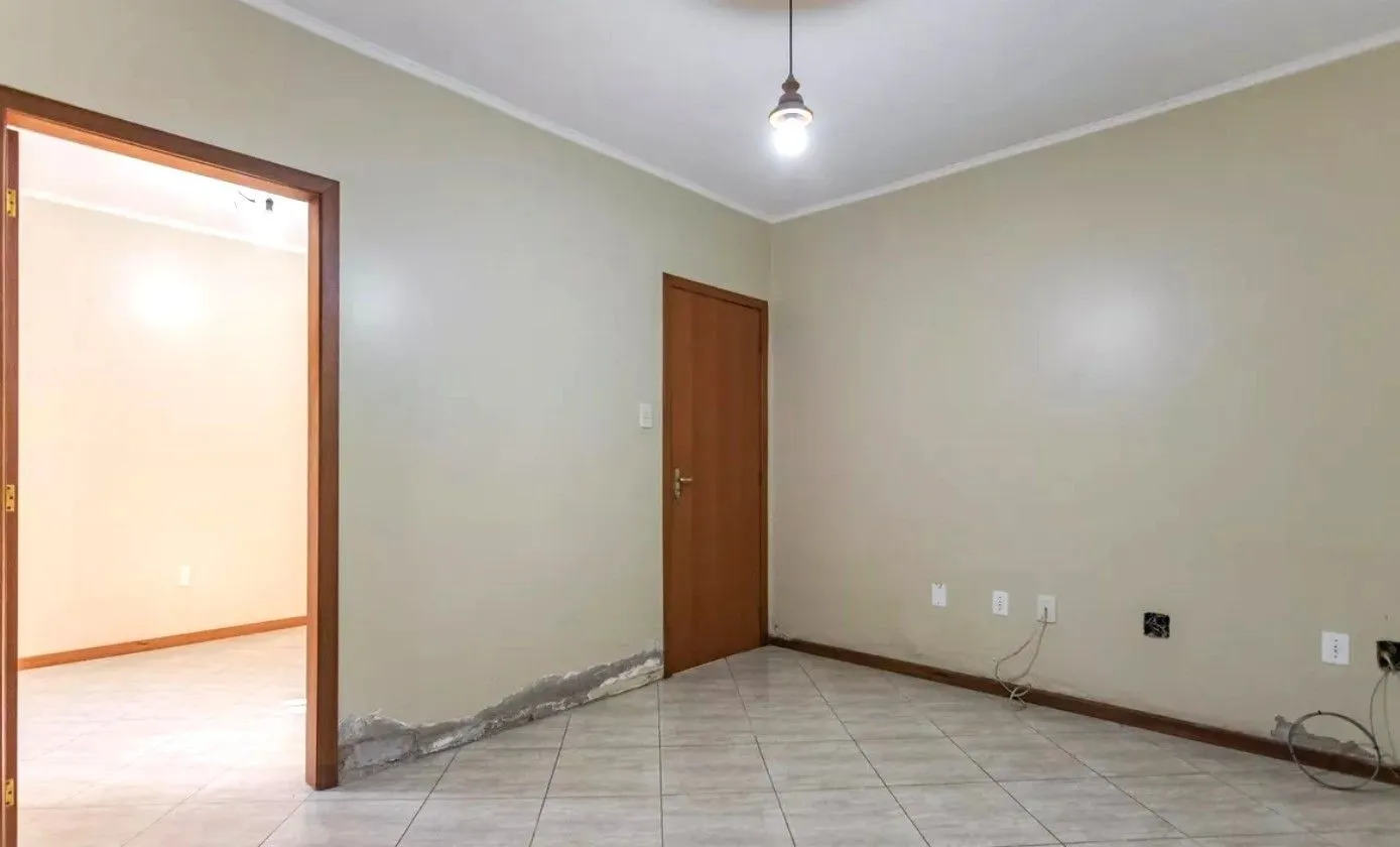 Imagem Casa no bairro Jardim Sabará de 4 dormitórios e 3 vagas DESOCUPADA