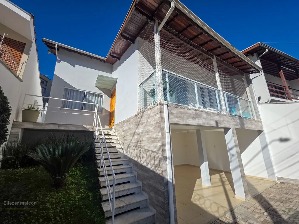 Imagem Casa com piscina, área gourmet a venda próximo ao centro de Poços de Caldas - MG