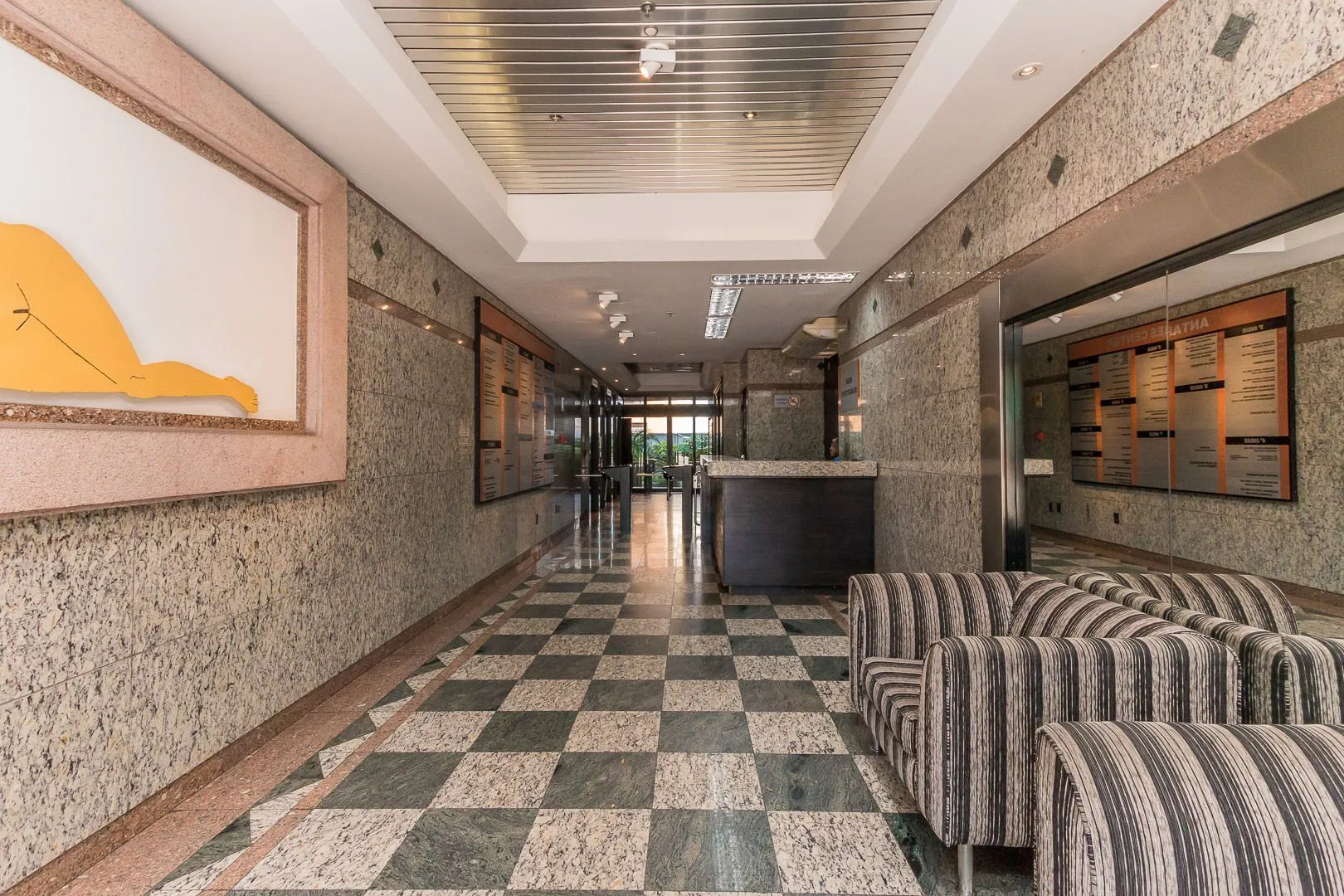 Imagem MÁFFER IMÓVEIS ALUGA - CONJUNTO COMERCIAL COM 2 VAGAS DE GARAGEM 93m² de área privativa Imóvel moderno e funcional, ideal para escritórios, clínicas ou empresas que buscam um espaço elegante e bem localizado.