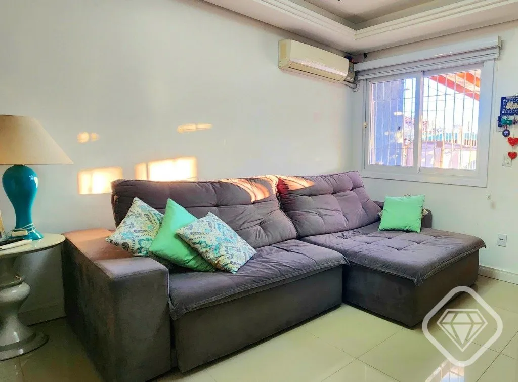 Imagem Casa semimobiliada em frente a uma linda praça no bairro Hípica, com ambientes amplos, excelente d...
