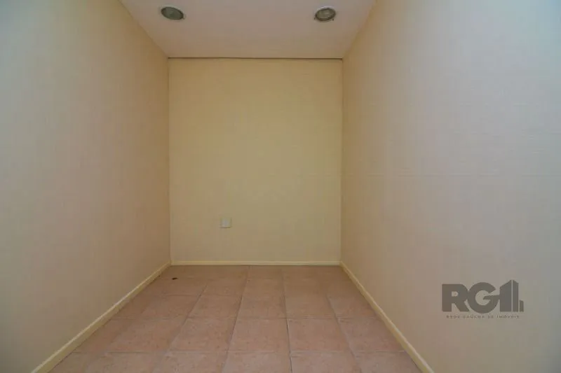 Imagem MÁFFER IMÓVEIS ALUGA CONJUNTO COMERCIAL - 187m² DE ÁREA PRIVATIVA Imóvel corporativo de alto padrão, ideal para empresas que buscam espaço amplo, funcional e com excelente logística de acesso.