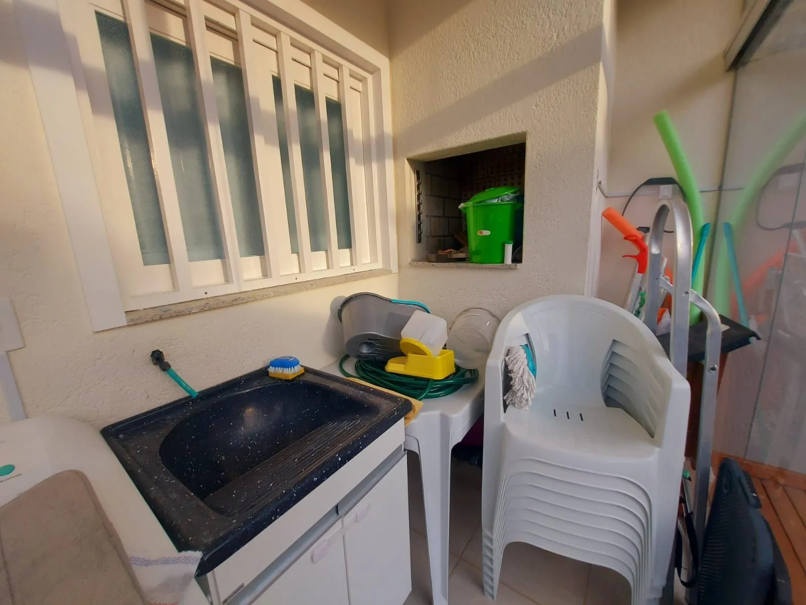 Imagem Ótimo sobrado semi mobiliado, 4 dormitórios sendo uma suíte, com piscina, em frente ao mar em Nova Tramandaí