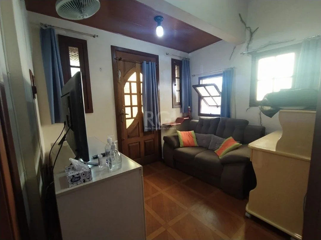 Imagem Casa para Venda - 185m², 3 dormitórios, 5 vagas - Menino Deus
