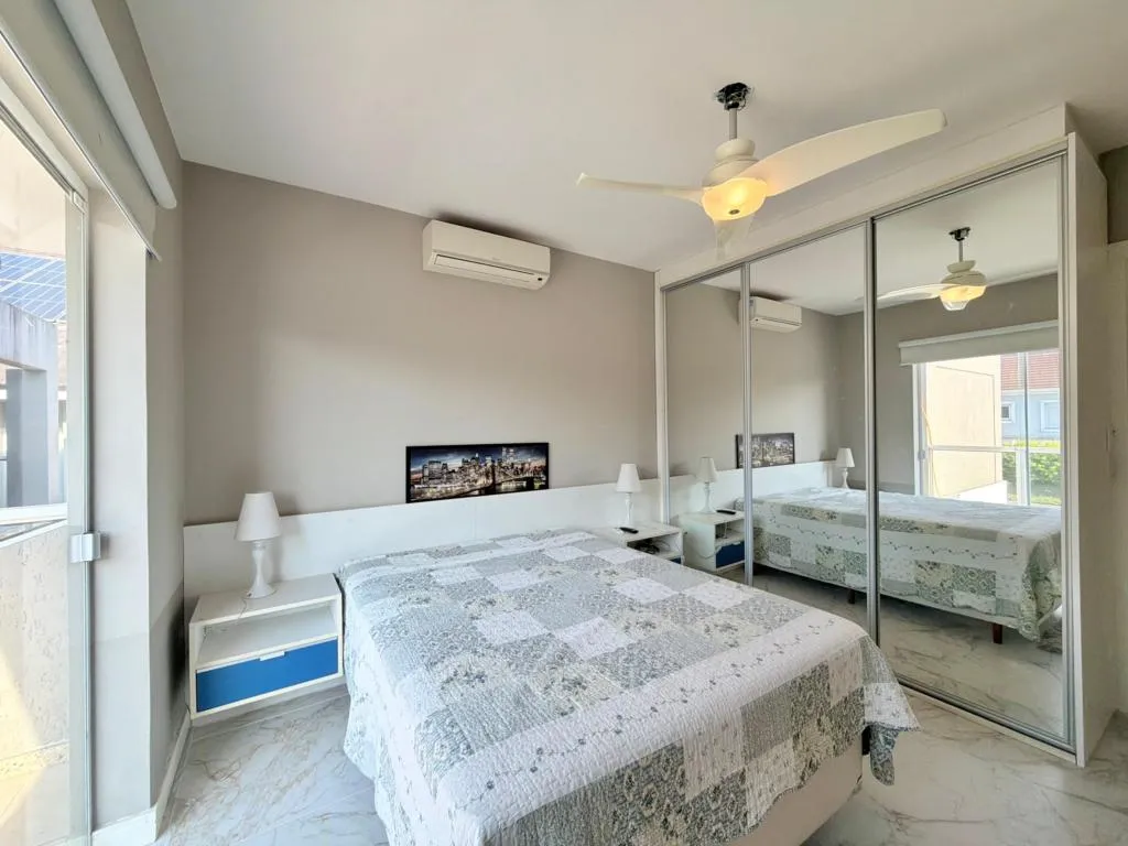 Imagem Casa em Condominio 4 Dormitórios - Bairro --