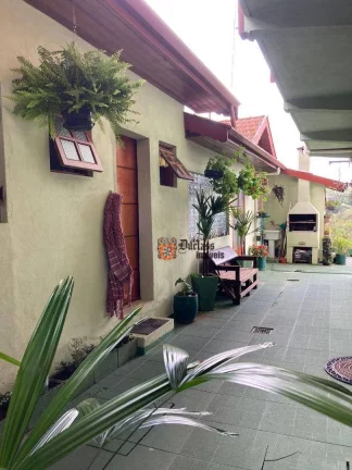 Imagem Sobrado com 4 dormitórios à venda, 259 m² por R$ 1.200.000,00 - Jardim Guararema - Campos do Jordão/SP