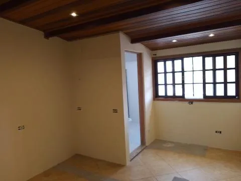Imagem LOCAÇÃO DE CASA RESIDENCIAL/COMERCIAL NO CENTRO DE ARUJÁ/SP, com 2 quartos, sala c/ 2 ambientes, varanda na frente e nos fundos e 1 vaga. CONSULTE-NOS