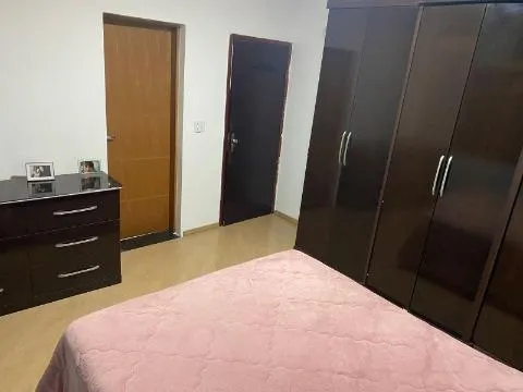 Imagem VENDA DE CASA TÉRREA NA VILA NELY, EM ITAQUAQUECETUBA/SP, 185m² com 3 dorm, suíte com ar-cond., piscina, área gourmet e vagas p 3 autos. CONSULTE-NOS.