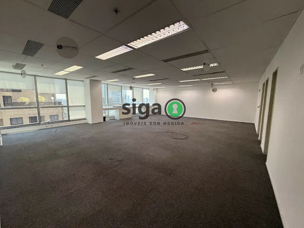 Imagem Sala Comercial de 212m² com 8 Vagas no Edifício Francisco Mellão.
