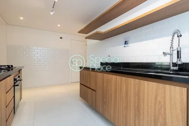 Imagem Apto com 129,23m² no Itaim Bibi Sala ampla para 2 ambientes com cozinha integrada e armários plane...
