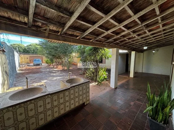 Casa à venda no Bairro Parque das Américas, Uberaba: amplo espaço e localização privilegiada!