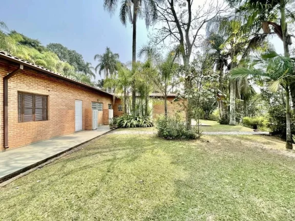 Imagem Condomínio de alto padrão, arborizado e com alamedas largas.