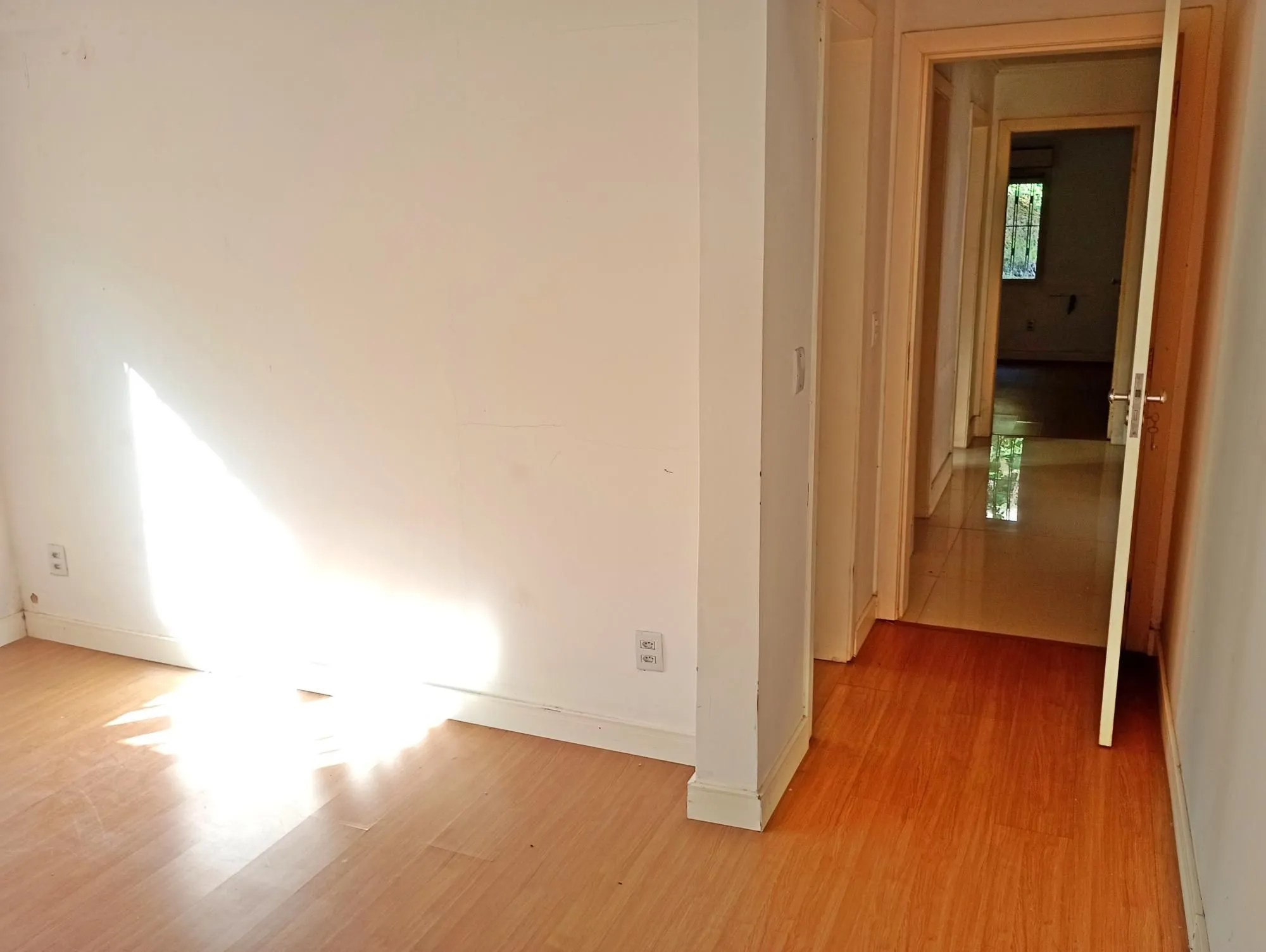 Imagem Casa com 3 suítes próxima ao Iguatemi e Parque Germânia