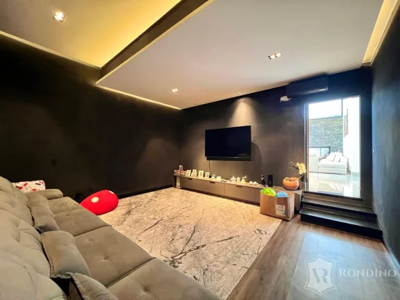 Imagem Casa t?(C)rrea em condomínio moderna com 03 suítes, escritório e cinema.
