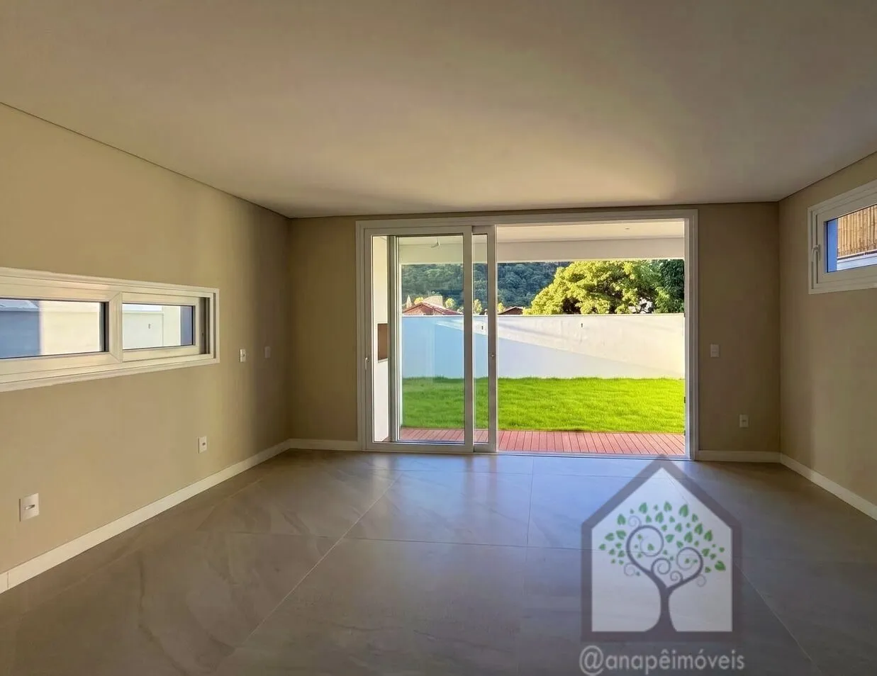 Imagem Casa de alto padrão - 3 suítes e 2 vagas - Rio Tavares - Florianópolis