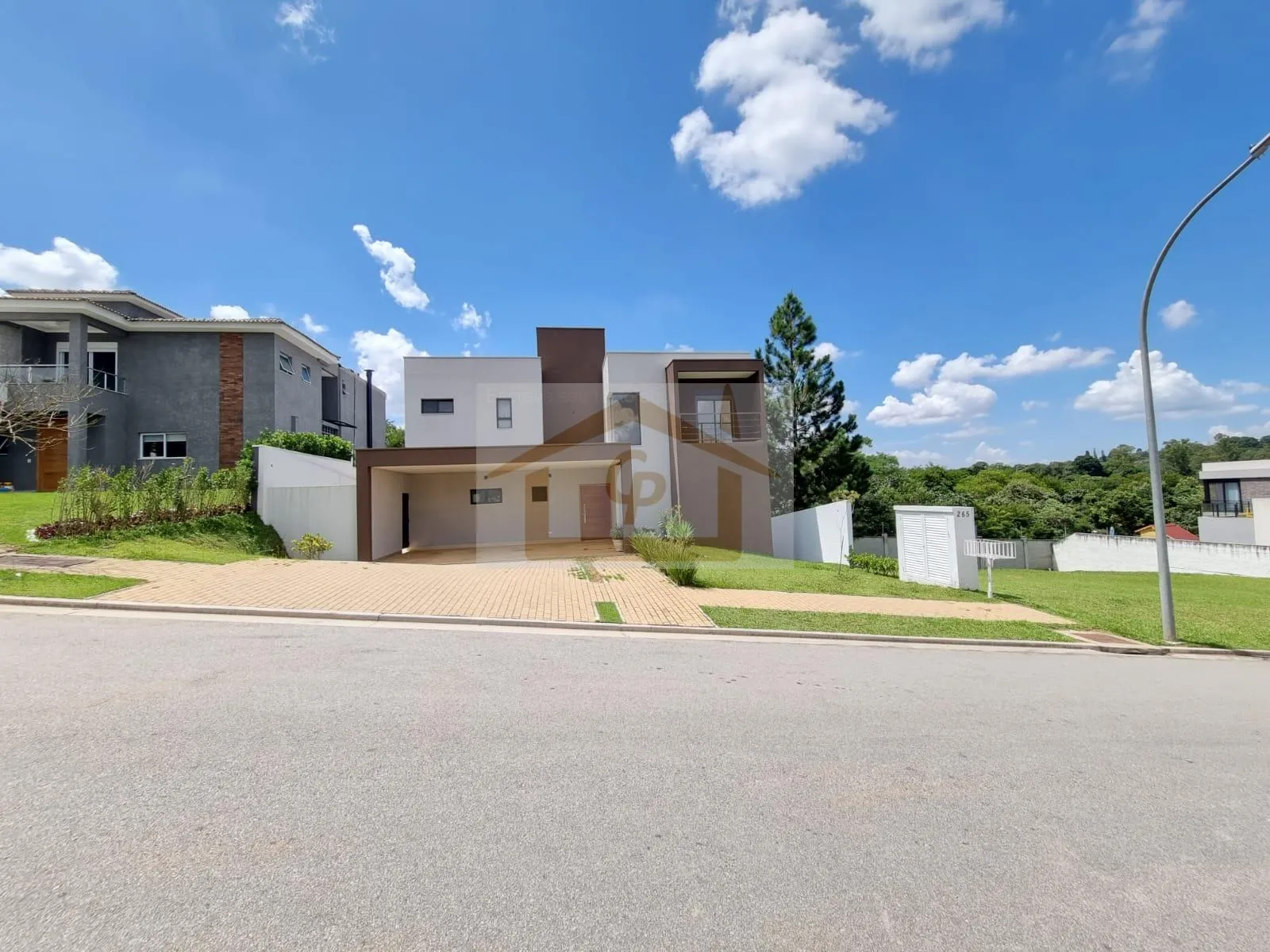Imagem Casa com 4 quartos sendo 3 suítes, 6 vagas, Segurança e Conforto!!!
