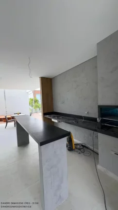 Imagem Espetacular Casa de Alto Padrão em Condomínio na Vila de Abrantes, Camaçari-BA: 5 Quartos, 5 Suítes, 3 Salas, 1 Banheiro, 4 Vagas, 310m² de Área. Venha Conferir!