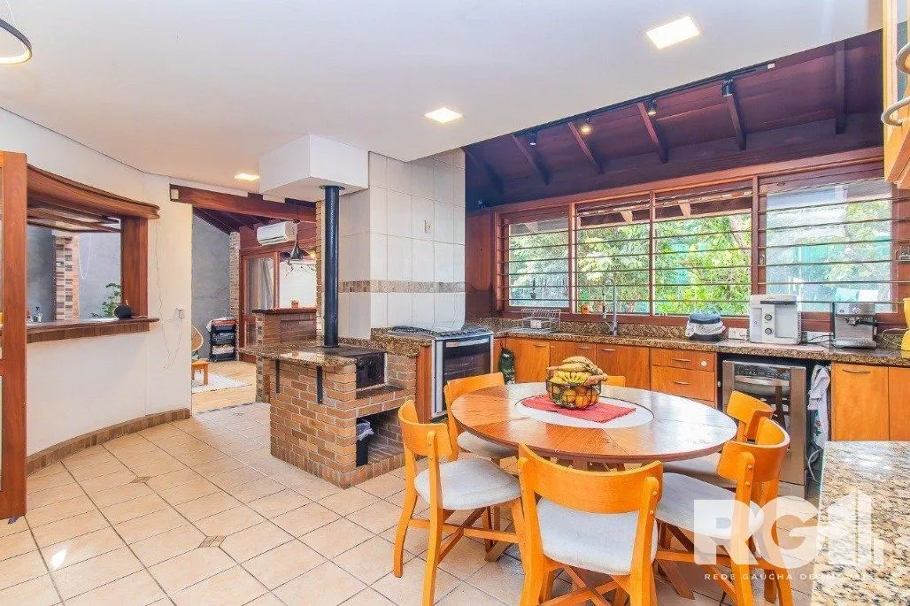 Imagem Casa espaçosa com 3 dormitórios, pátio com piscina e 4 vagas