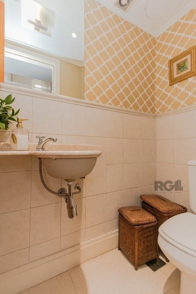 Imagem Excelente casa em condomínio de 249m² com 03 dormitórios e 4 vagas.