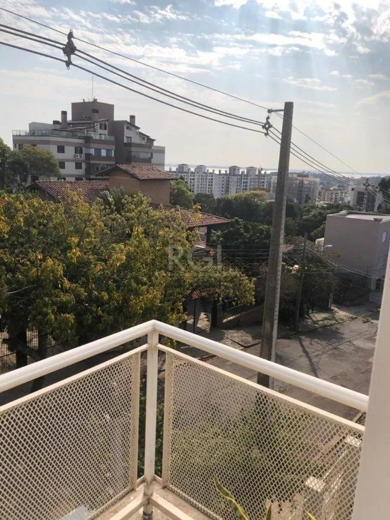 Imagem Casa com 03 dormitórios, 01 suíte, pátio com churrasqueira e 03 vagas de garagem no bairro Tristeza