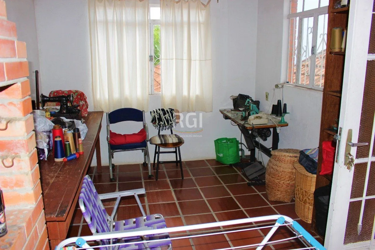 Imagem Casa para Venda - 208m², 3 dormitórios, 1 vaga - Partenon
