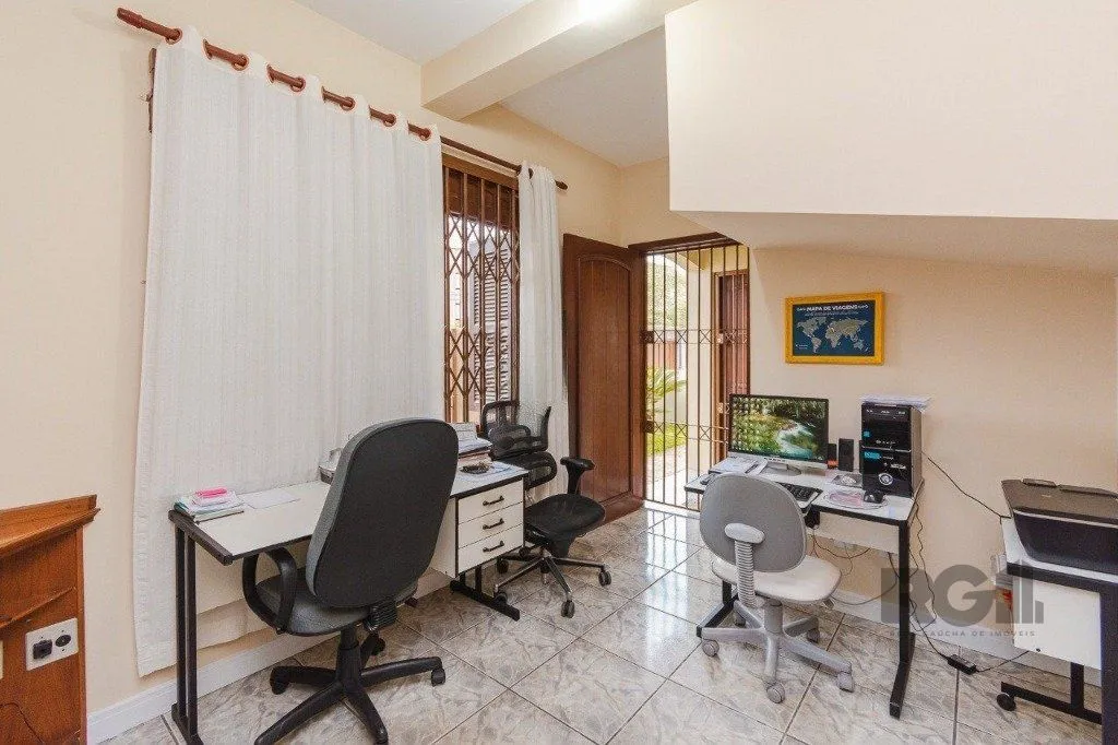 Imagem Casa com 4 dormitórios no bairro Morro Santana