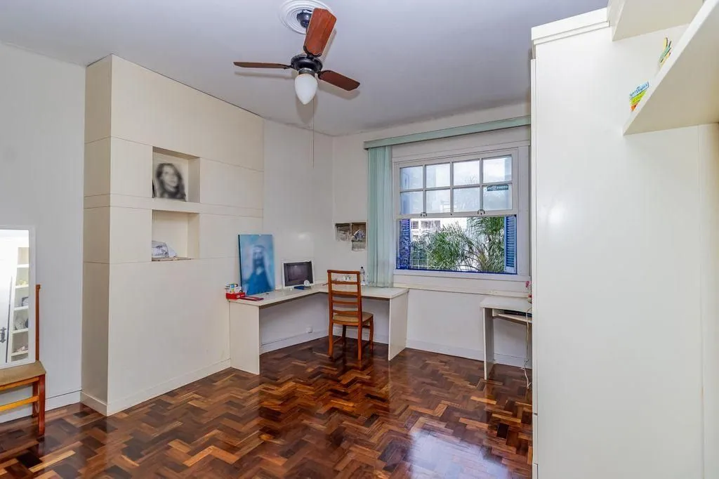 Imagem Vende-se apartamento com 2 quartos, sacada e 1 vaga - 113 m² - Moinhos de Vento