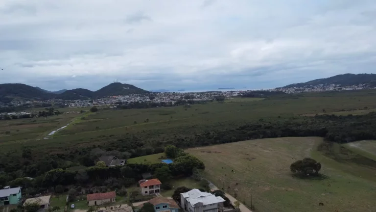 Imagem Terreno à venda em Garopaba-SC, bairro Areias de Palhocinha, 408m² de área. Adquira já!