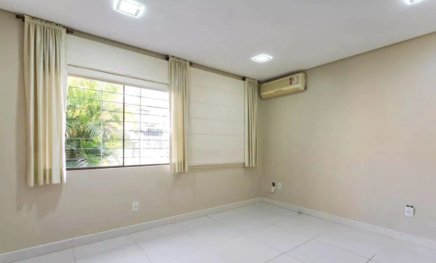 Imagem Casa no bairro Jardim Sabará de 4 dormitórios e 3 vagas DESOCUPADA