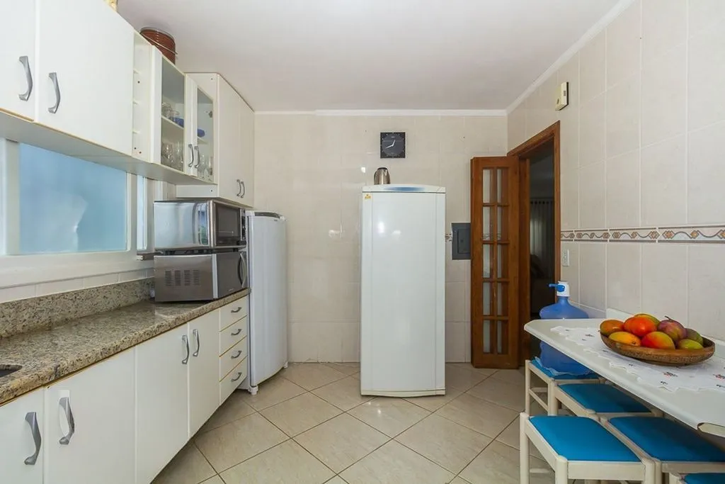 Imagem Casa de 4 dormitórios à venda no Bairro Ipanema - Porto Alegre