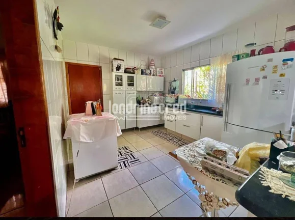 Imagem Chácara em Jataizinho com 1.575m² de terreno, 130m² construídos, casa com 2 suítes, 3 banheiros, sala, cozinha e fácil acesso à cidade!