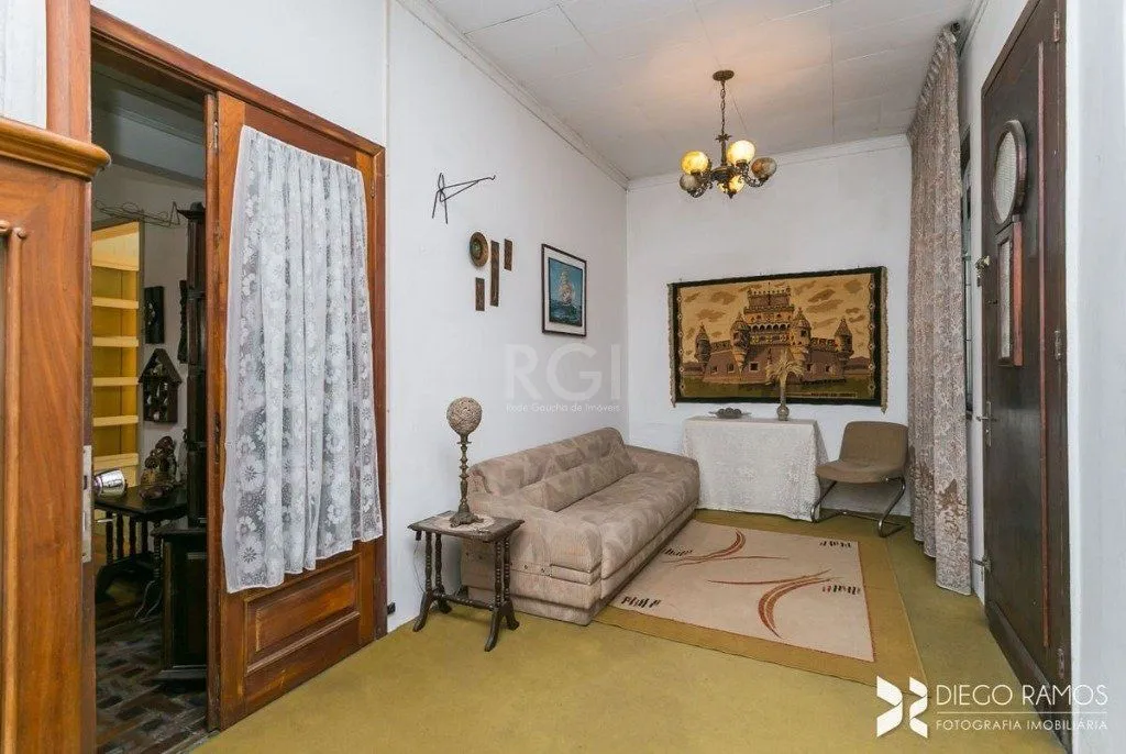 Imagem Casa para Venda - 198m², 3 dormitórios, sendo 1 suites, 4 vagas - Petrópolis