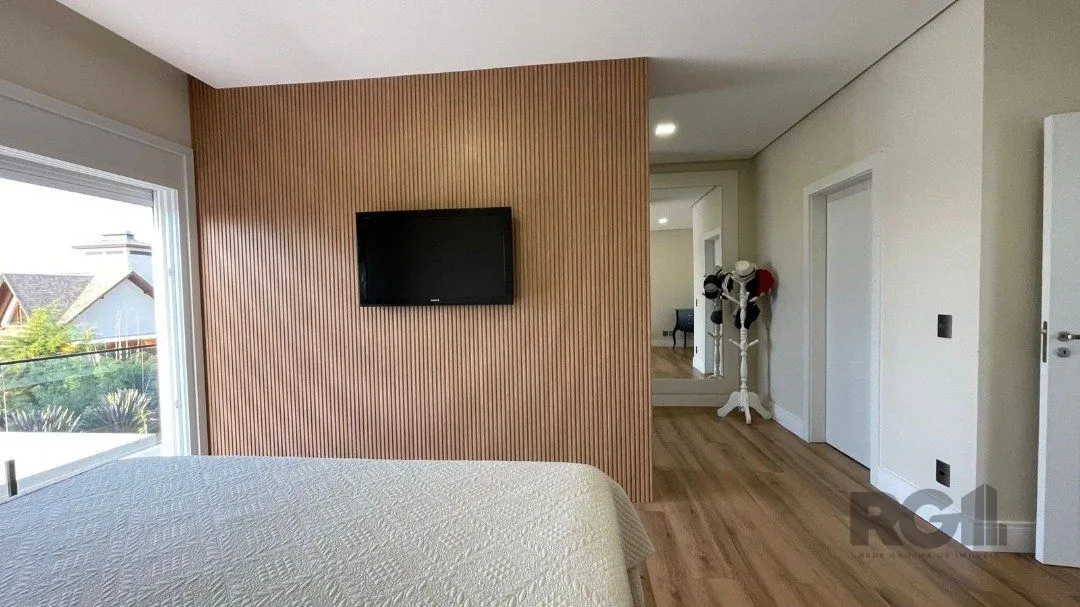 Imagem Linda Casa Ampla com 3 Suítes Construída Recentemente em Condomínio no Bairro Nobre de Gramado