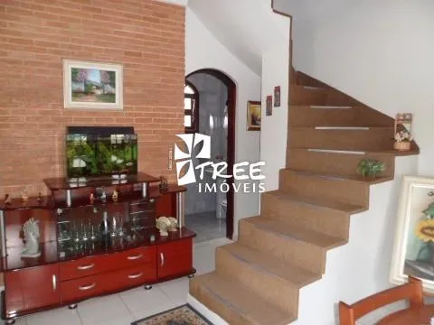 Imagem VENDA DE SOBRADO NO BARBOSAS, EM ARUJÁ/SP, 300m² com 3 quartos, suíte, varanda, quintal amplo e garagem coberta para 2 autos. CONSULTE-NOS.