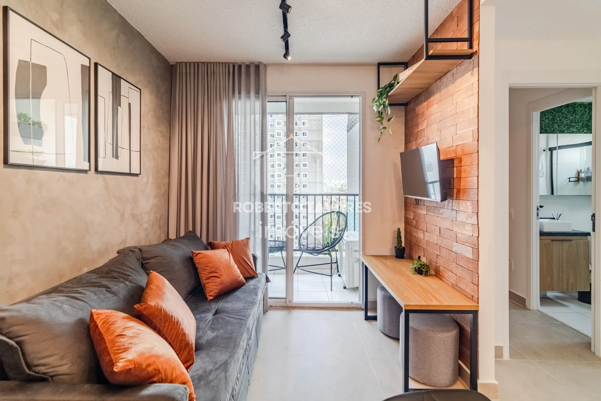 Imagem Apartamento totalmente mobiliado. VENDA DE PORTEIRA FECHADA - O imóvel conta com 2 quartos, sendo 1 suíte, além de uma vaga de garagem.