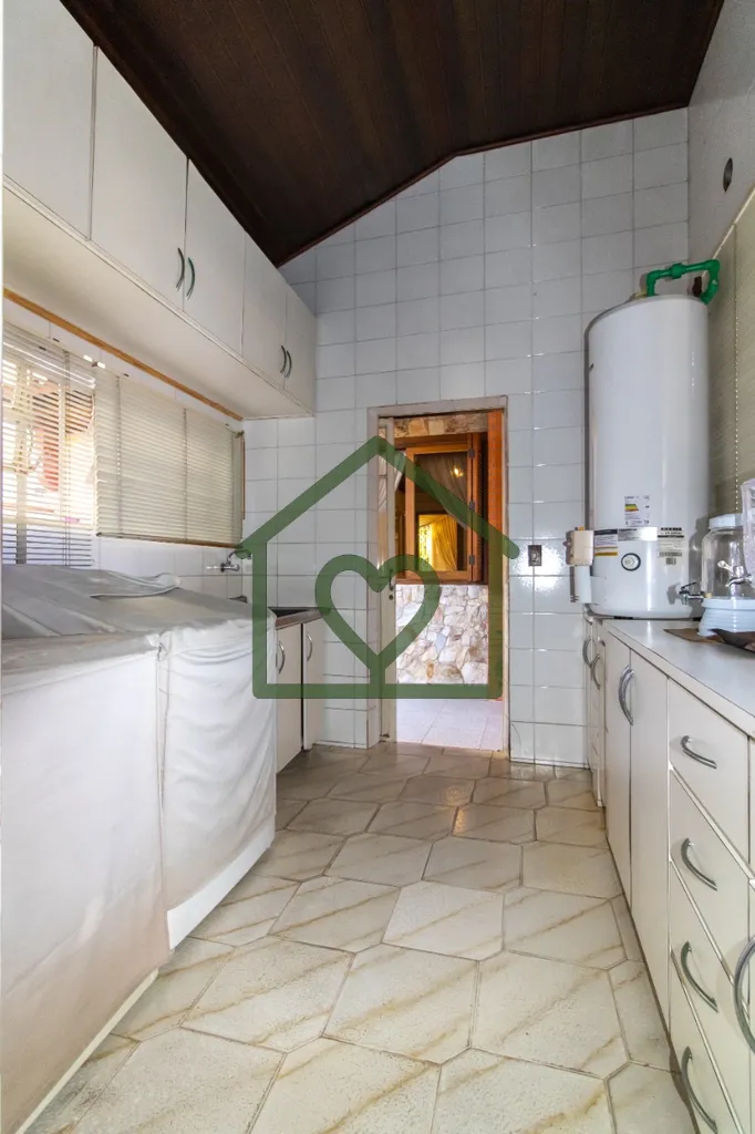 Imagem Casa totalmente mobiliada com 5 quartos, sendo uma suíte com closet, 417 m² de área construída e...