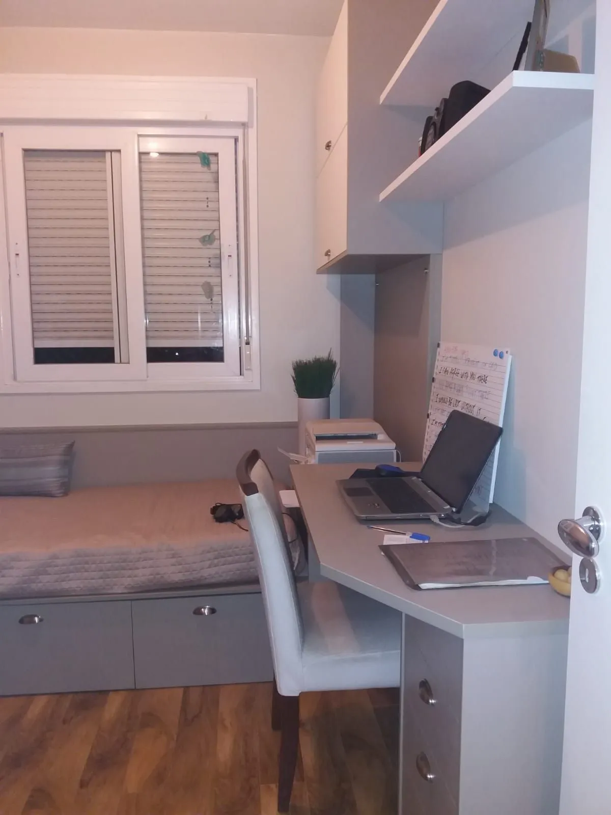 Imagem Lindo apartamento semi mobiliado, 3 quartos (1 suíte), churrasqueira e vaga.