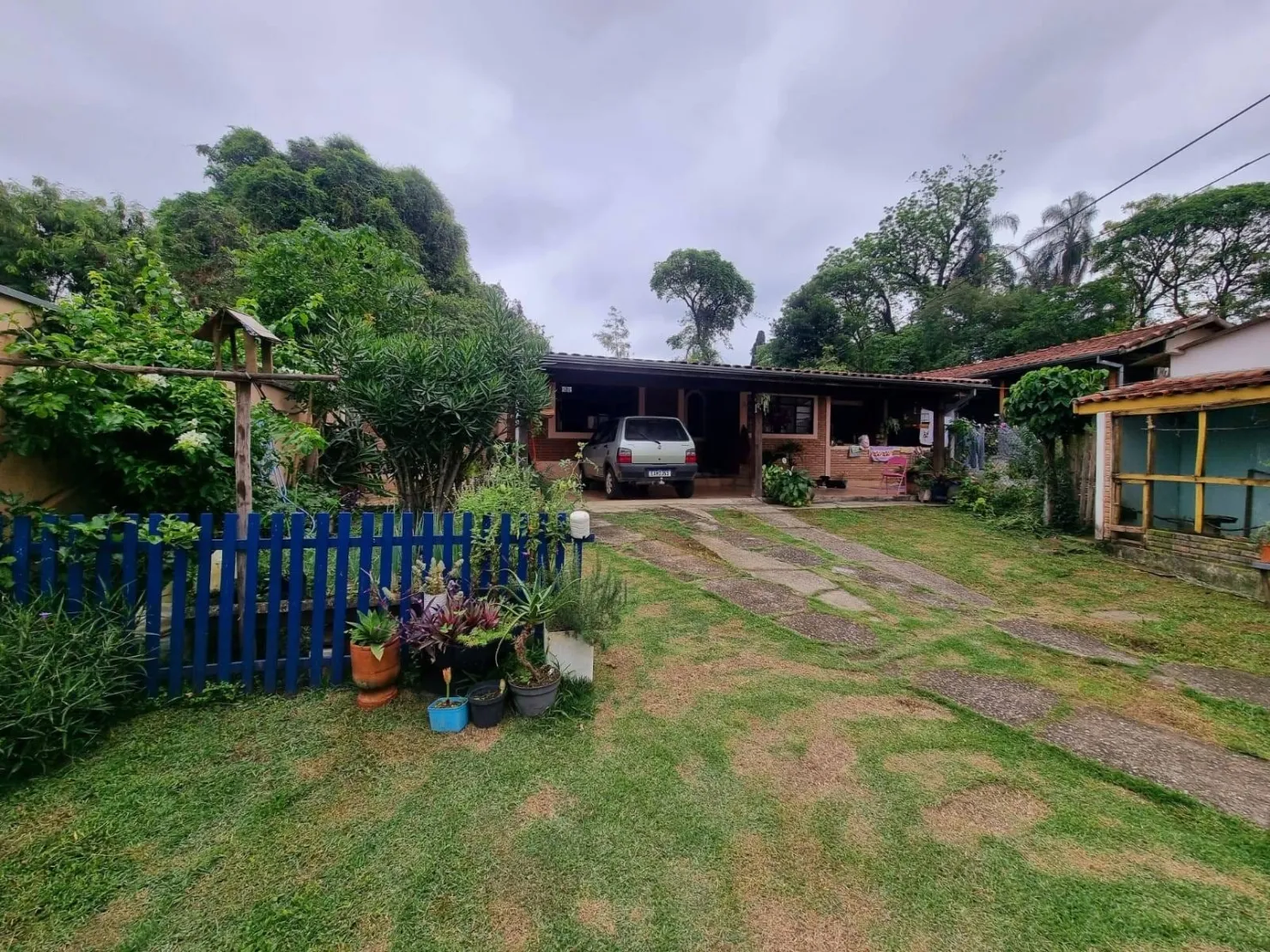 Imagem Linda Casa Térrea com Salão Comercial em Excelente Localização: 3 Dormitórios, Quintal Amplo e Tranquilidade Garantida a 5 Minutos do Centro da Cidade