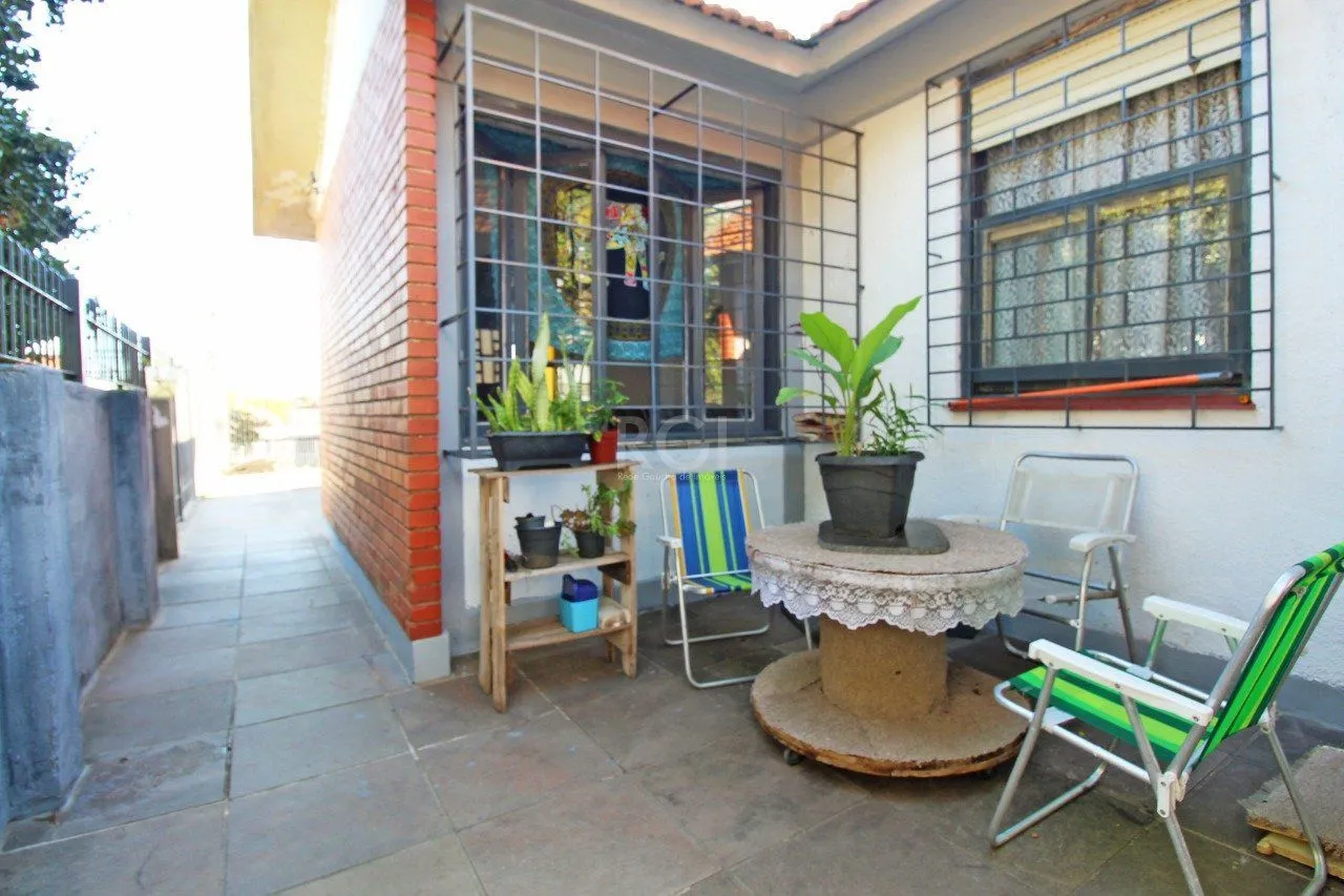 Imagem Casa 5 dormitórios, 1 suíte, 2 vagas de garagem, no bairro Camaquã, Poa/RS.