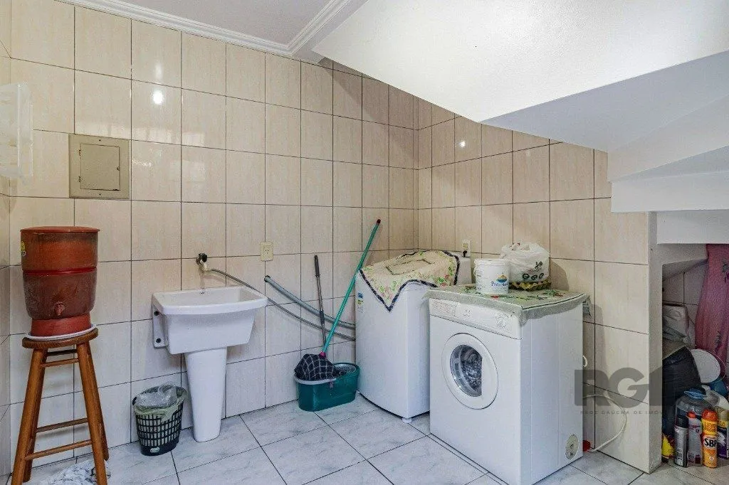Imagem Casa com 267m², 3 dormitórios, 1 vaga no bairro Tristeza