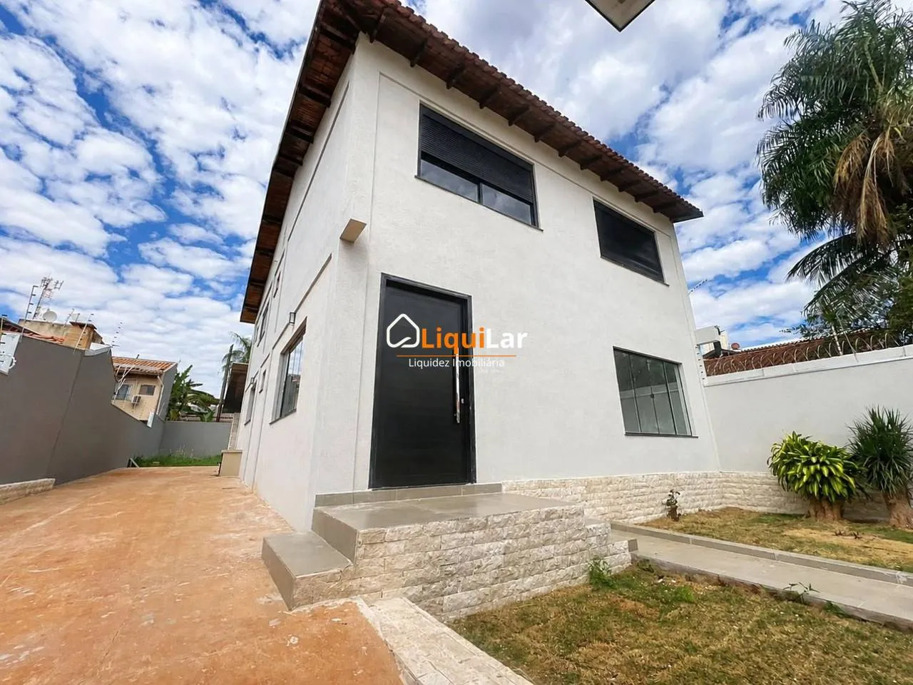 Imagem Sobrado com Aptidão Comercial na Vila Rosa Pires | 4 Quartos, Suíte e Localização Estratégica