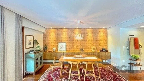 Imagem Apartamento de 200m², 4 quartos, 1 suíte e 4 vagas - Moinhos de Vento