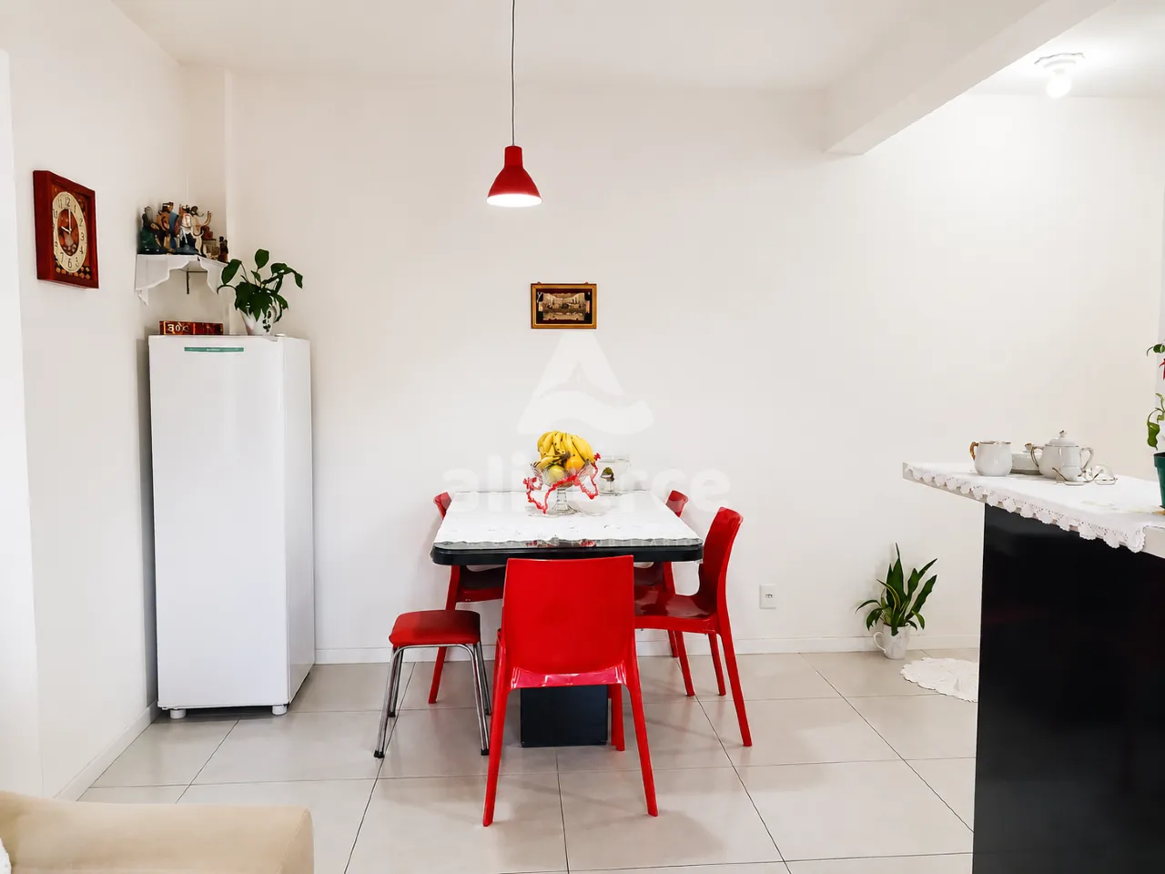Imagem Apartamento com 2 dormitórios, suíte e churrasqueira na sacada em Areias - São José/SC