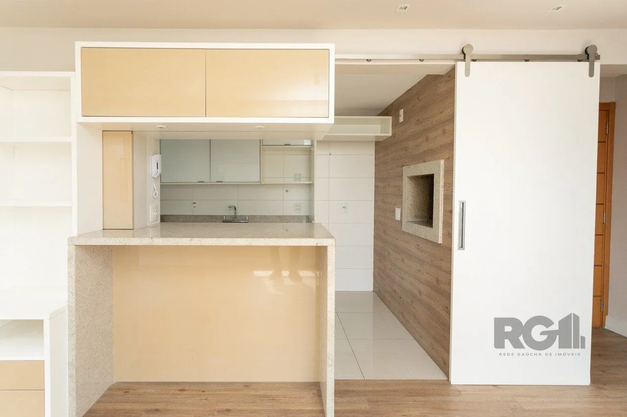 Imagem Apartamento semimobiliado e decorado no bairro Auxiliadora, com 91 m²