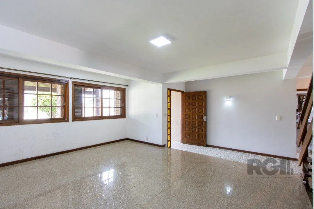 Imagem Com 4 dormitórios, incluindo uma suíte, é perfeita para acomodar toda a sua família.
