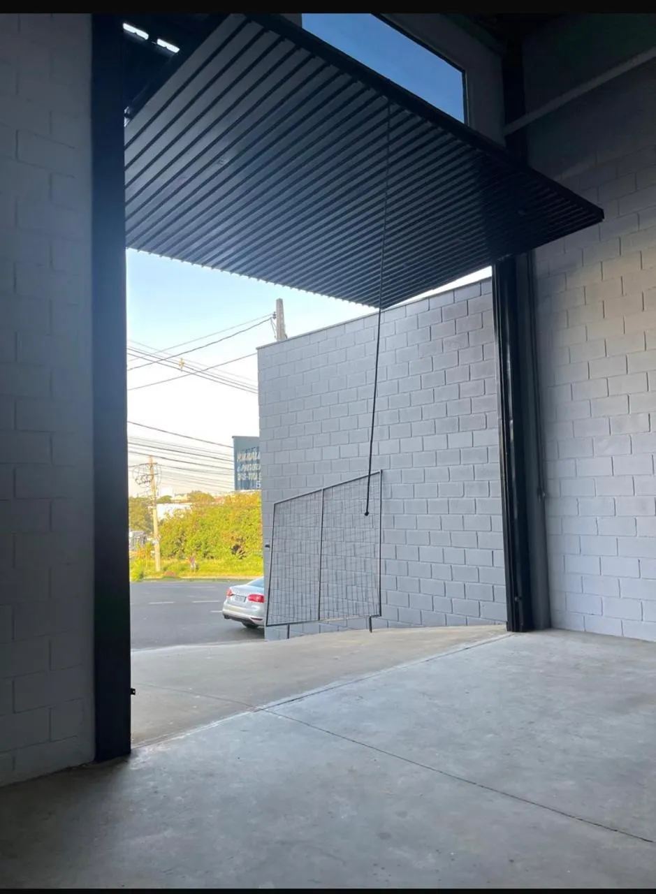 Imagem Galpão para Locação em Sorocaba - 290m² com Mezanino e Estrutura Moderna