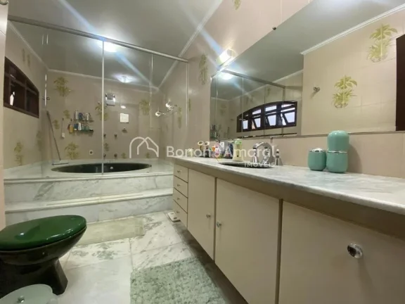 Imagem Casa com estilo suíço muito harmônica! No térreo iniciamos por uma sala de estar/TV toda avarand...