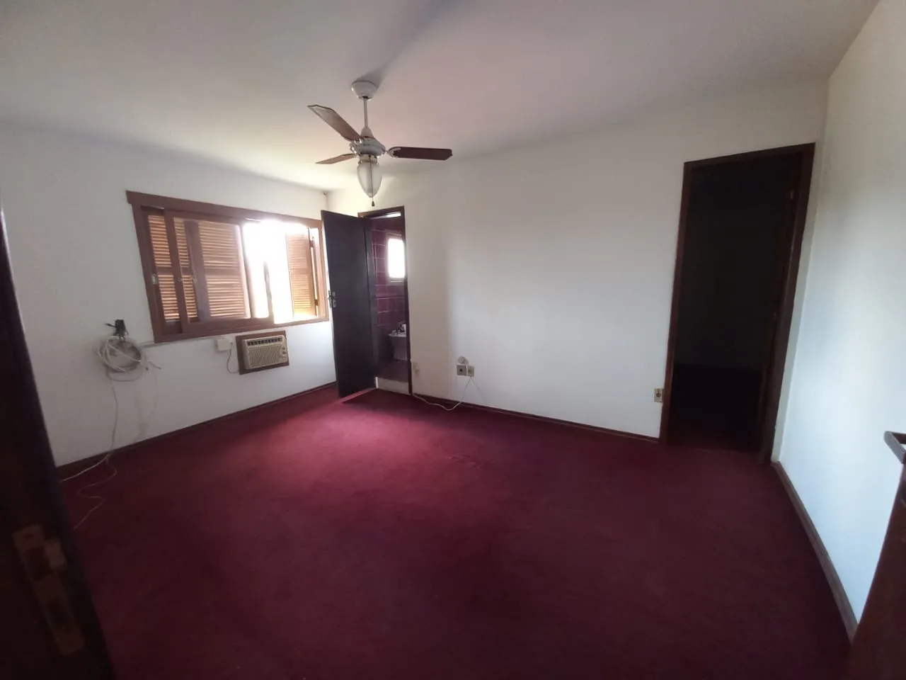 Imagem Casa à venda em Viamão, Centro - 363.6m² - Piscina, Churrasqueira, Closet, Lareira...
