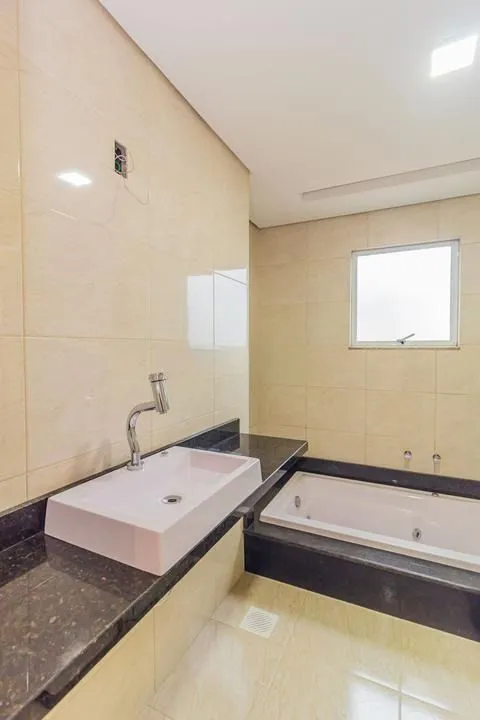 Imagem Casa com 3 dormitórios, suíte, lavabo e amplo pátio.