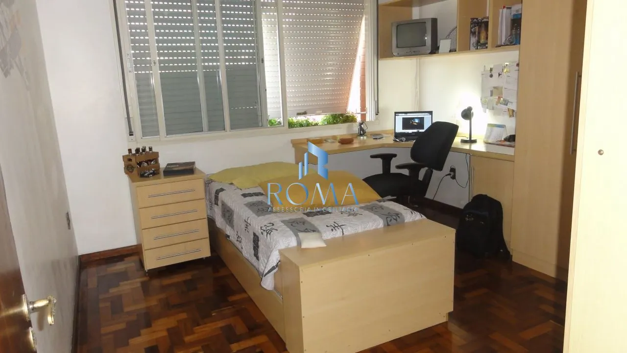 Imagem Casa à Venda no Centro de Santa Maria com 5 Dormitórios, Piscina e Salão de Fest