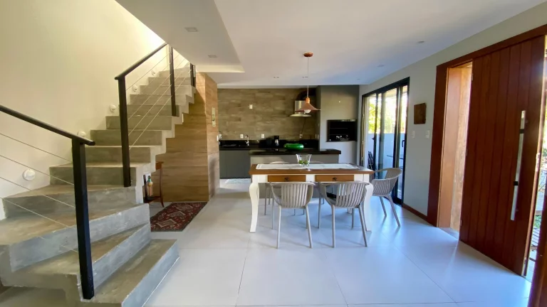 Imagem Casa de Alto Padrão em Garopaba-SC: 3 Suítes, 147m², Mobiliada, Próx. à Praia Central